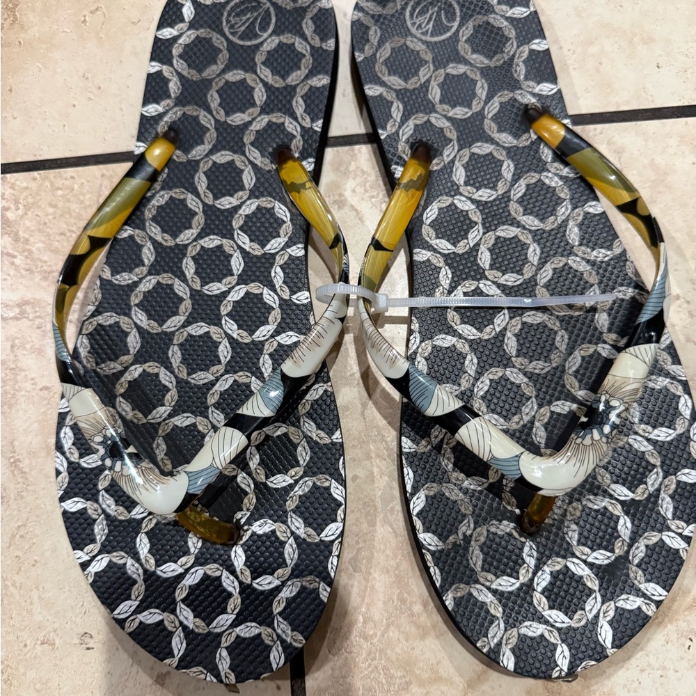 Vera bradleyStylish Black and Yellow Flip Flops